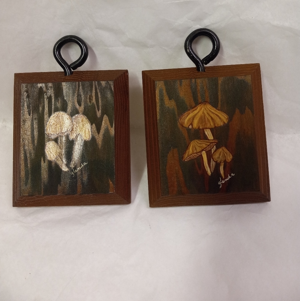 HANDCRAFTED Painted Mushrooms  Solid Brown Wood Wall Plaque Signed Glenda
